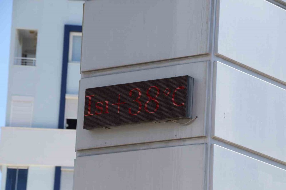 38 Derece Sıcaktan Eksi 8 Dereceye: Antalyalıların Serinleme Yolu Buz Pisti