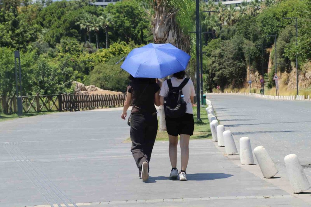 38 Derece Sıcaktan Eksi 8 Dereceye: Antalyalıların Serinleme Yolu Buz Pisti