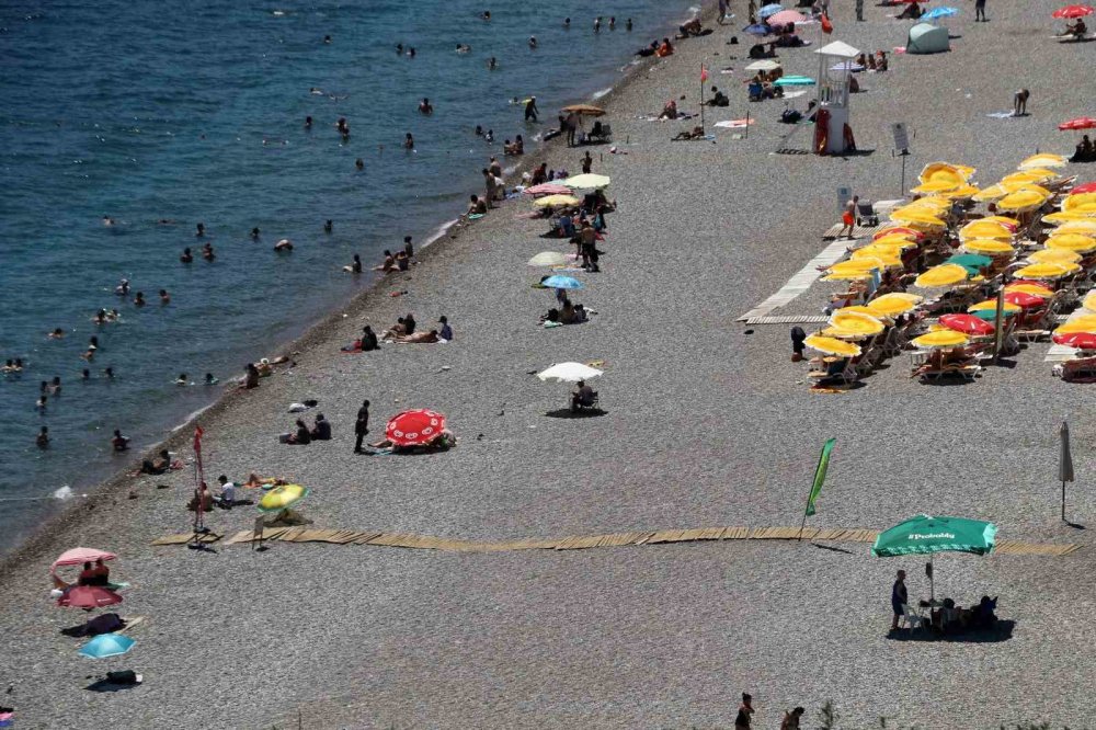 38 Derece Sıcaktan Eksi 8 Dereceye: Antalyalıların Serinleme Yolu Buz Pisti