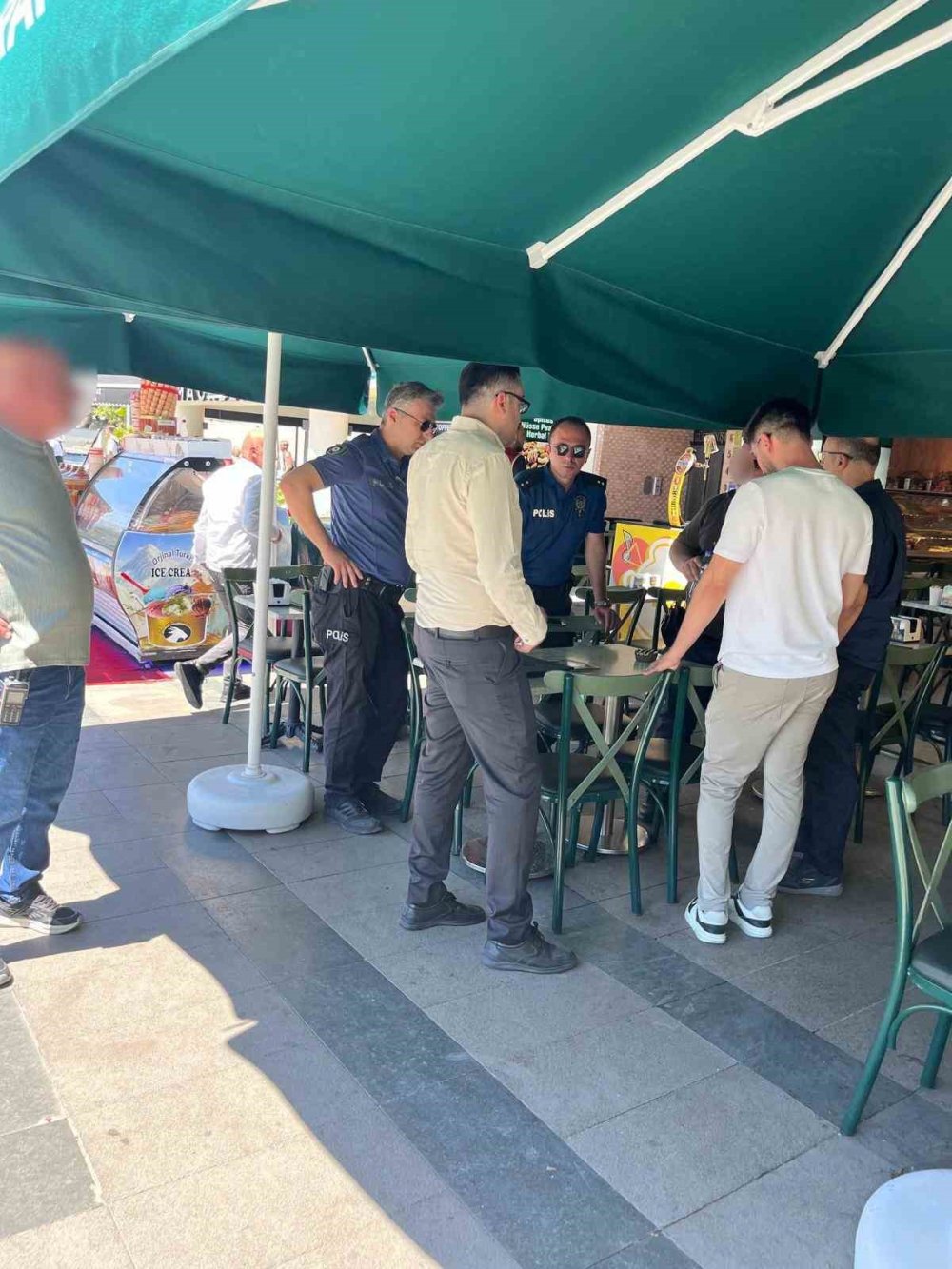 Bir Külah Dondurmaya 10 Euro Talebi: Şikayet İşletmeyi Kapattırdı