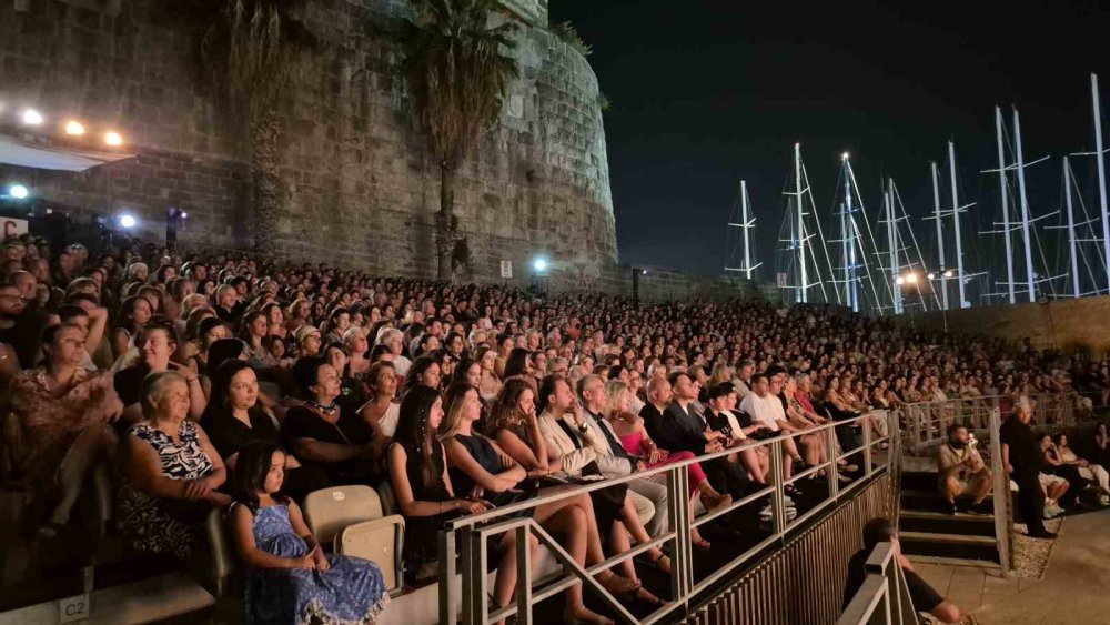 Bodrum’da Bale Festivali Başladı.. “Kuğu Gölü” Açılış Gecesinde Perdeyi Açtı!