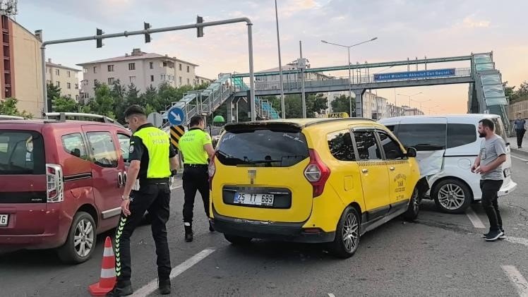 Erzurum’da Zincirleme Kaza.. Çat Yolu’nda 3 Kişi Yaralandı!