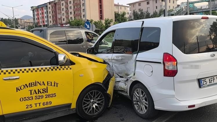 Erzurum’da Zincirleme Kaza.. Çat Yolu’nda 3 Kişi Yaralandı!
