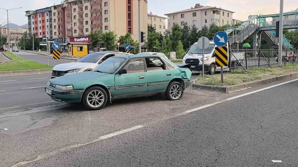 Erzurum’da Zincirleme Kaza.. Çat Yolu’nda 3 Kişi Yaralandı!