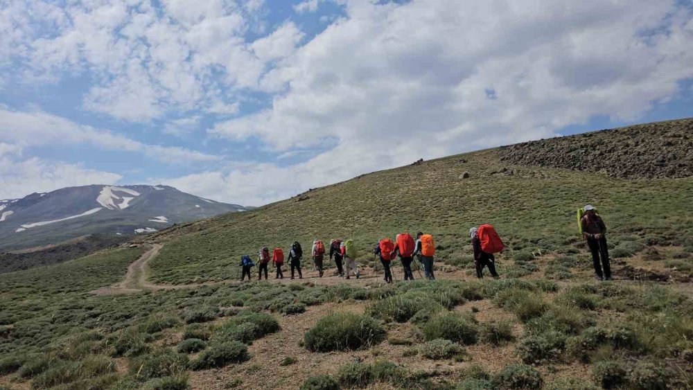 İranlı 13 Dağcı, Süphan Dağı’nın Zirvesine Ulaştı