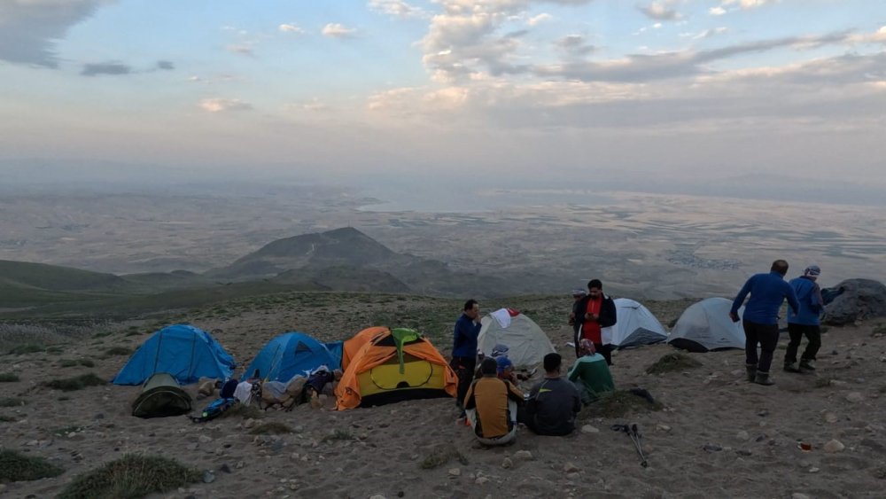 İranlı 13 Dağcı, Süphan Dağı’nın Zirvesine Ulaştı