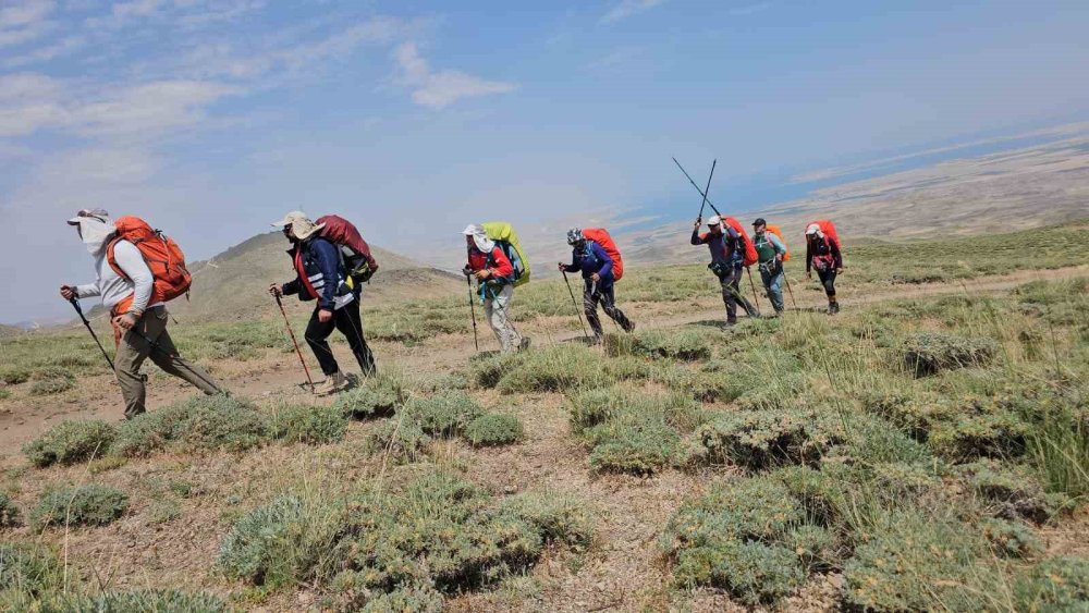 İranlı 13 Dağcı, Süphan Dağı’nın Zirvesine Ulaştı