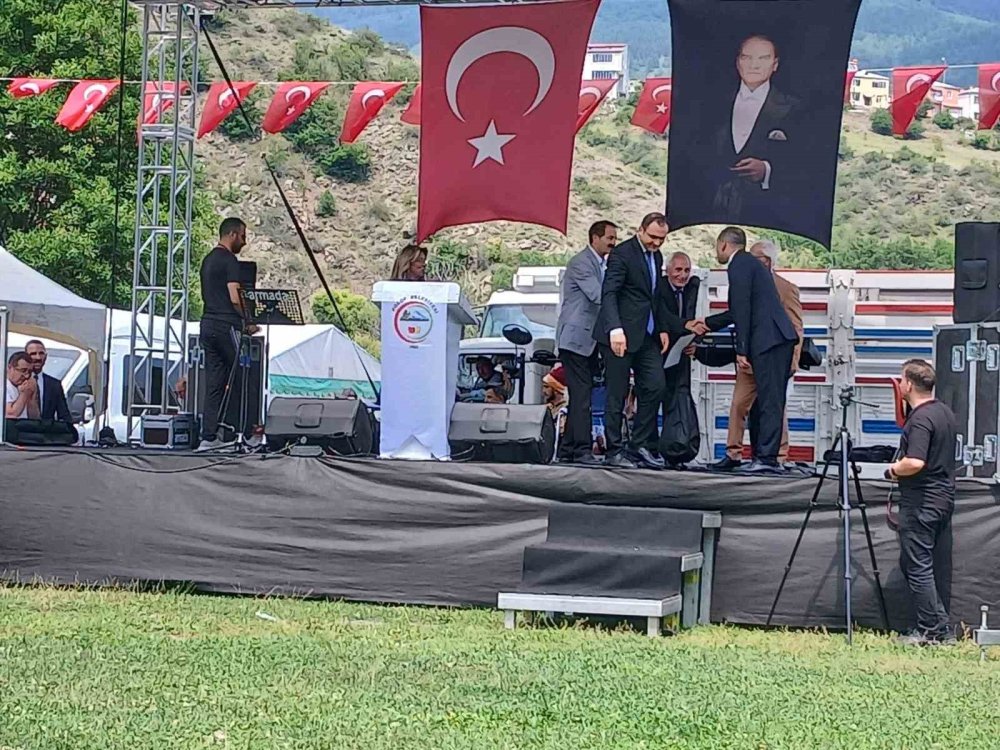 Posof Kültür ve Sanat Festivali’ne Yoğun İlgi.. Aşıklar ve Halk Oyunları Sahne Aldı!