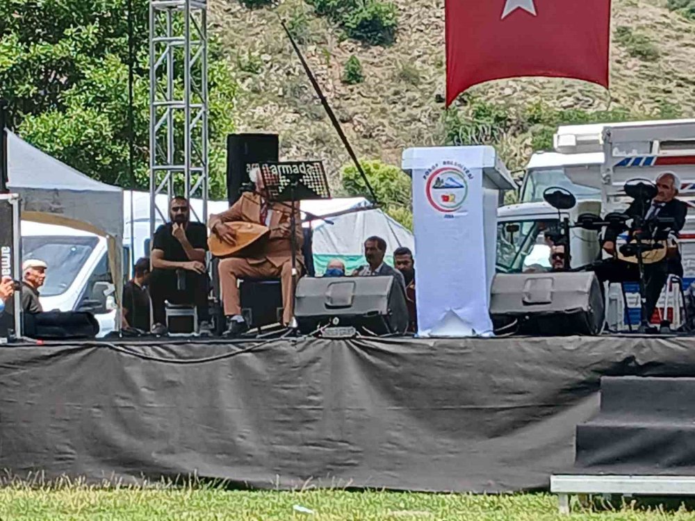 Posof Kültür ve Sanat Festivali’ne Yoğun İlgi.. Aşıklar ve Halk Oyunları Sahne Aldı!