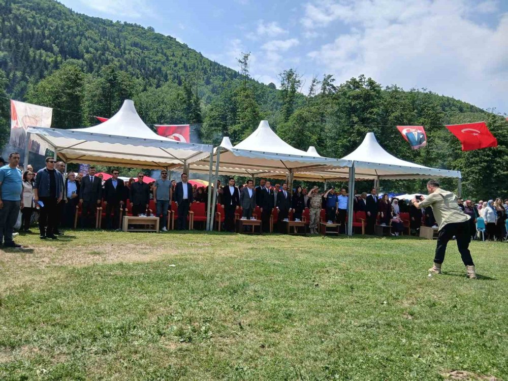 Posof Kültür ve Sanat Festivali’ne Yoğun İlgi.. Aşıklar ve Halk Oyunları Sahne Aldı!