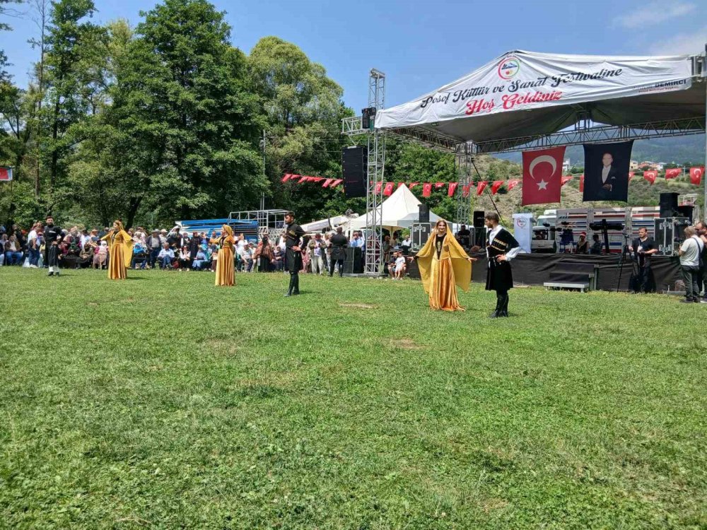Posof Kültür ve Sanat Festivali’ne Yoğun İlgi.. Aşıklar ve Halk Oyunları Sahne Aldı!