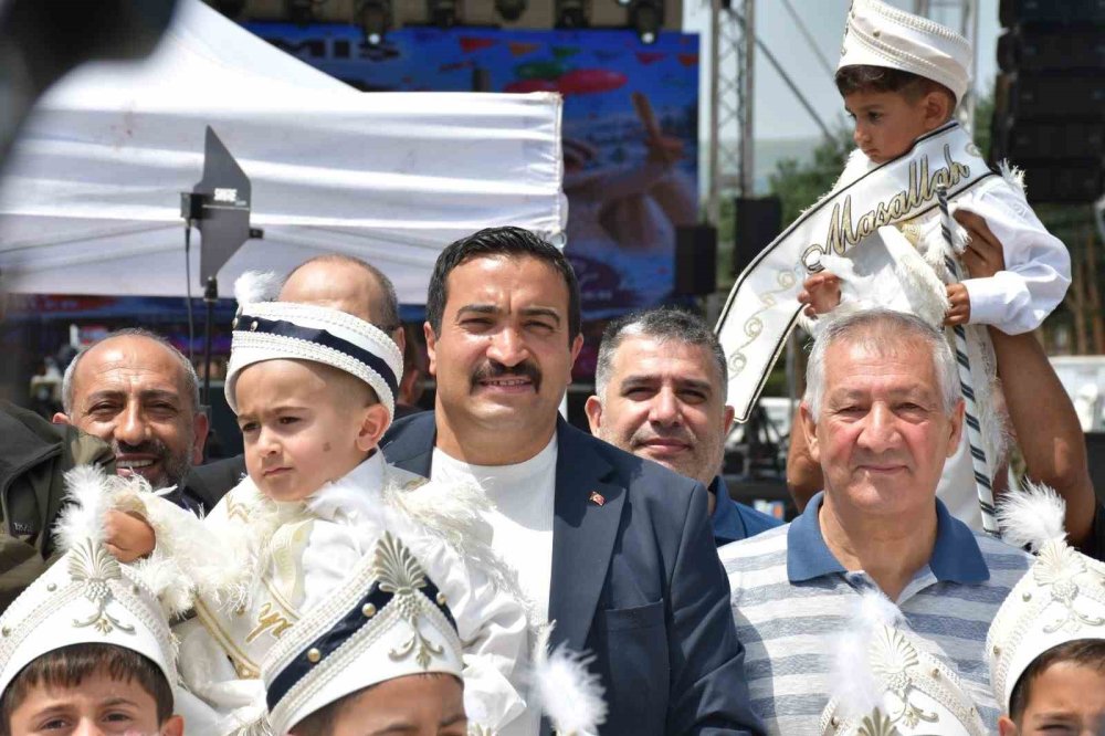 Sarıkamış’ta Toplu Sünnet Şöleni Düzenlendi.. Yaklaşık 300 Çocuk Aynı Sevinci Paylaştı!