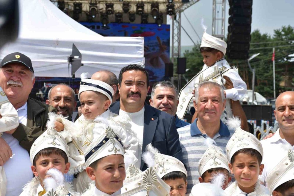 Sarıkamış’ta Toplu Sünnet Şöleni Düzenlendi.. Yaklaşık 300 Çocuk Aynı Sevinci Paylaştı!