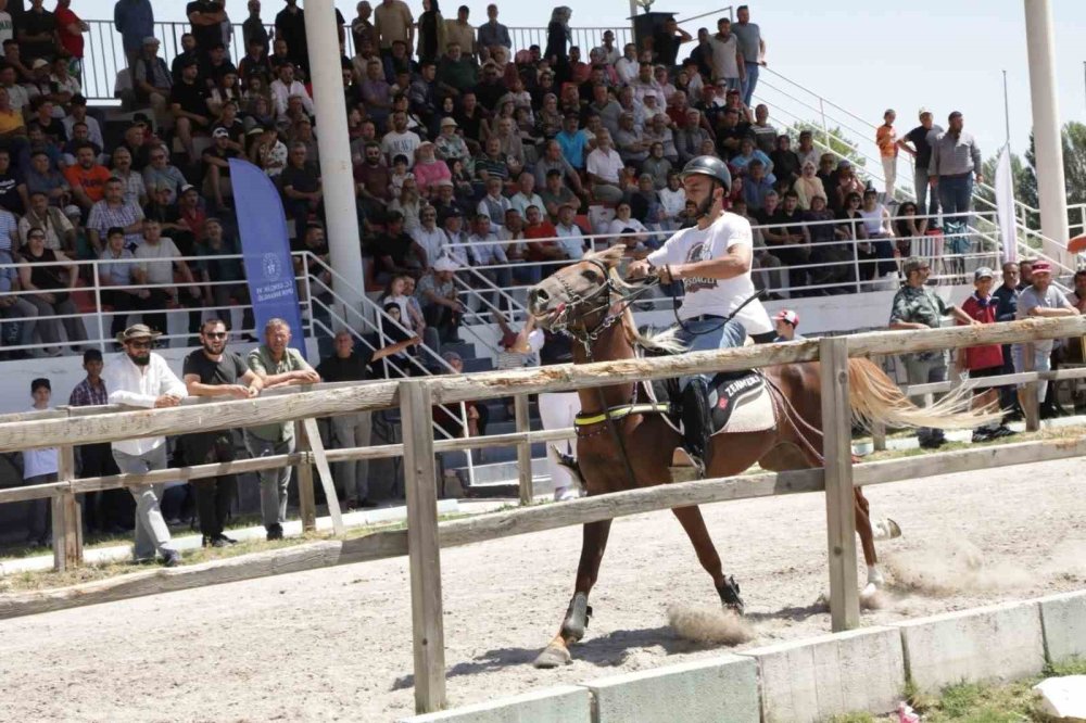 Kütahya’da Rahvan At Yarışları: 43 İlden 130’un Üzerinde At Şampiyonluk İçin Koştu