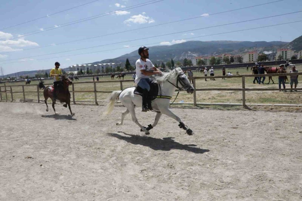 Kütahya’da Rahvan At Yarışları: 43 İlden 130’un Üzerinde At Şampiyonluk İçin Koştu