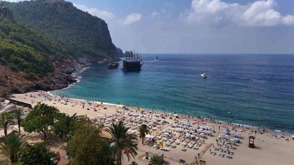Alanya’da Tatilciler Deniz ve Güneşin Tadını Çıkardı