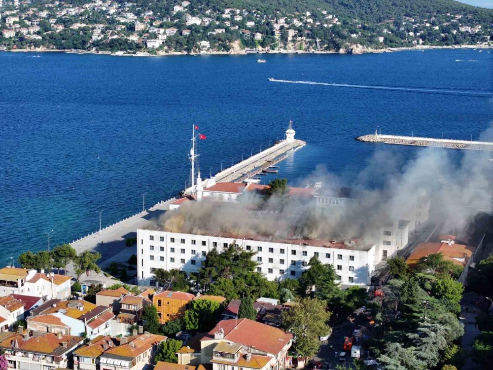 Heybeliada Deniz Harp Okulu'nun Çatısında Yangın.. Ekiplerin Çalışmaları Devam Ediyor!
