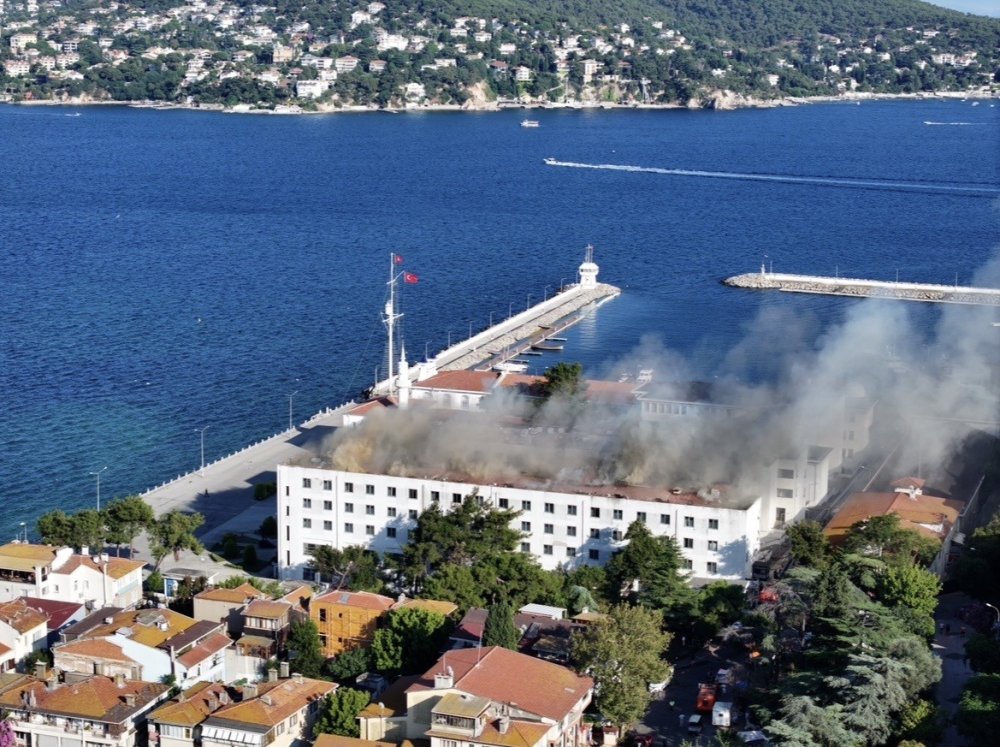 Heybeliada Deniz Harp Okulu'nun Çatısında Yangın.. Ekiplerin Çalışmaları Devam Ediyor!