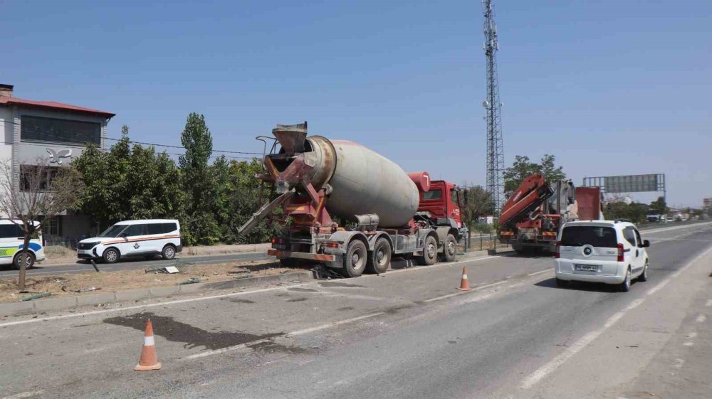 Iğdır-Tuzluca Yolunda Beton Mikserleri Otomobile Çarptı.. 1 Yaralının Durumu Ağır!