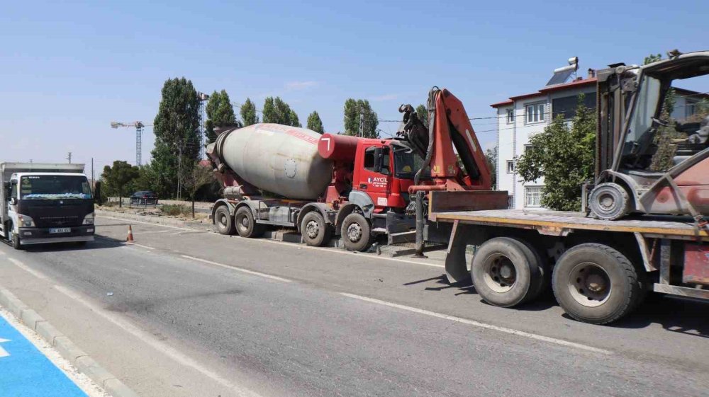 Iğdır-Tuzluca Yolunda Beton Mikserleri Otomobile Çarptı.. 1 Yaralının Durumu Ağır!