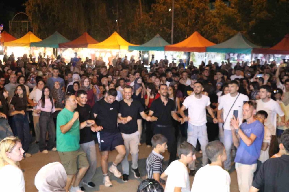 Oltu'da Festival Konserleri Sürüyor.. Kale Meydanı'ndaki Program Yoğun İlgi Gördü!