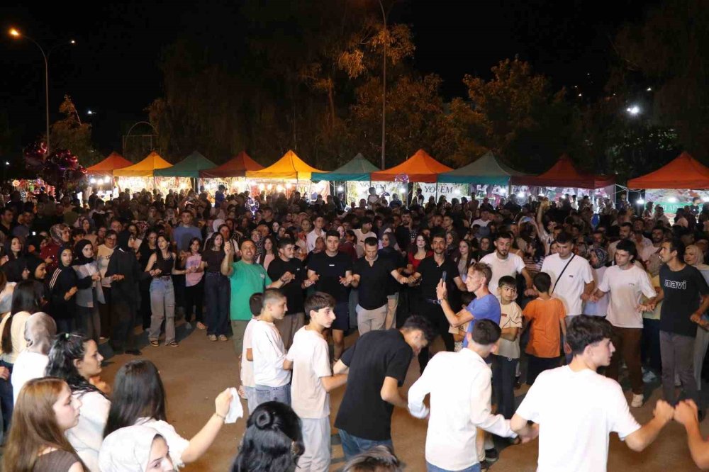 Oltu'da Festival Konserleri Sürüyor.. Kale Meydanı'ndaki Program Yoğun İlgi Gördü!