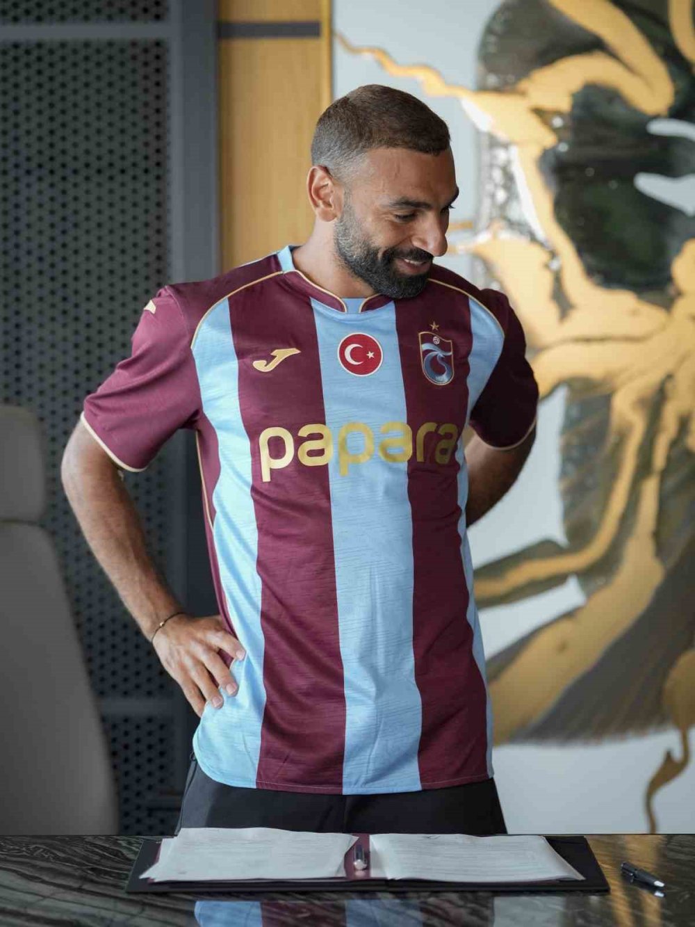 Salah Trabzonspor’a İmzayı Attı, Ayağının Tozuyla Reklam Filmi Çekimine Katıldı