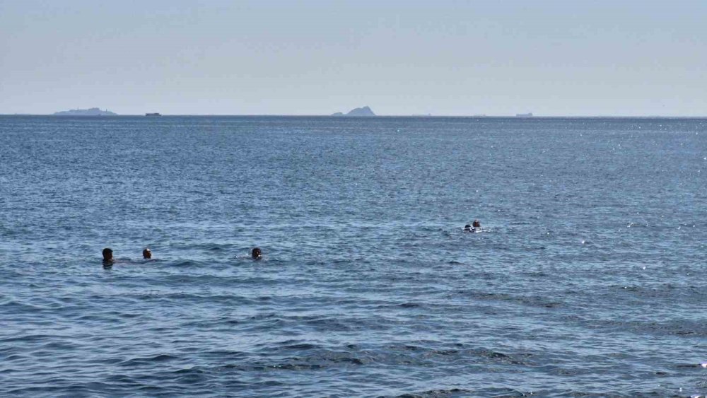 Sıcaktan Bunalan İ̇stanbullular Kendini Caddebostan Sahili’ne Attı