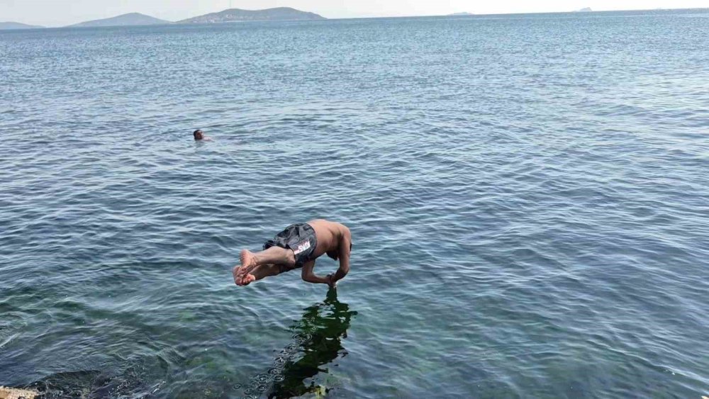 Sıcaktan Bunalan İ̇stanbullular Kendini Caddebostan Sahili’ne Attı