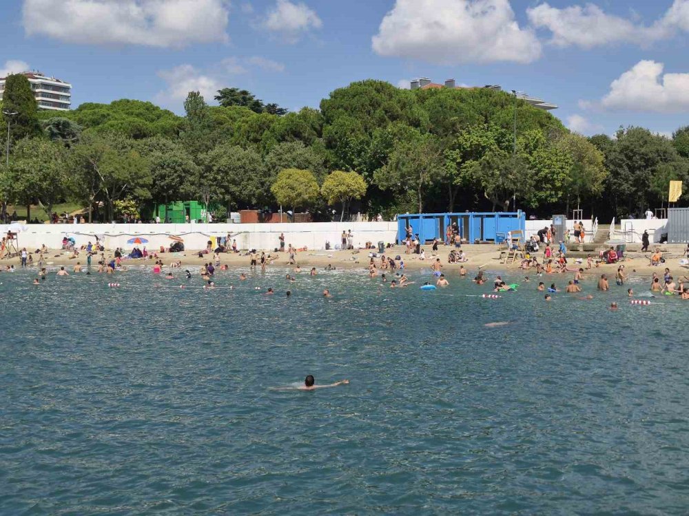 Sıcaktan Bunalan İ̇stanbullular Kendini Caddebostan Sahili’ne Attı