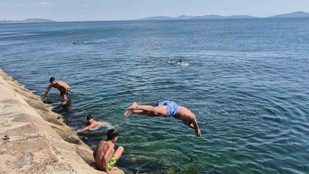 Sıcaktan Bunalan İ̇stanbullular Kendini Caddebostan Sahili’ne Attı