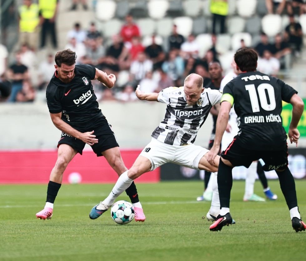 UEFA Avrupa Ligi’nde Beşiktaş Güldü.. 10 Kişiyle Hradec Kralove’yi Geçti!
