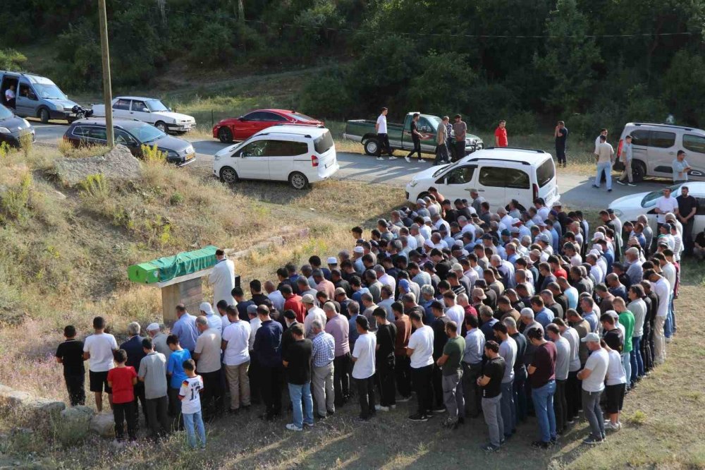 Su Birikintisinde Yaşamını Yitiren Ertuğrul Akyüz.. Oltu'da Gözyaşlarıyla Defnedildi!