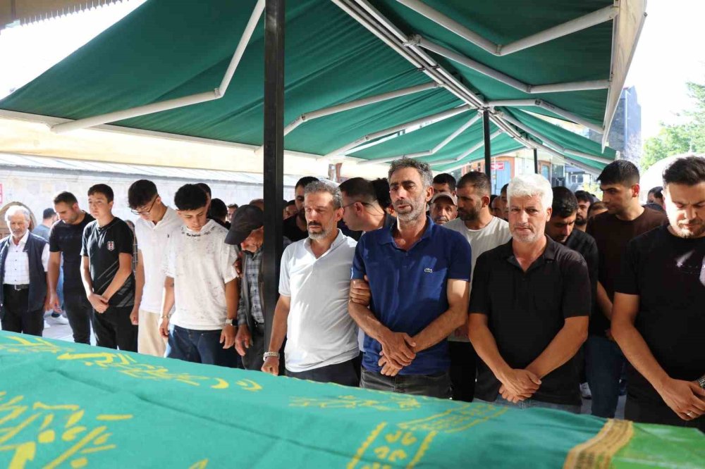 Su Birikintisinde Yaşamını Yitiren Ertuğrul Akyüz.. Oltu'da Gözyaşlarıyla Defnedildi!