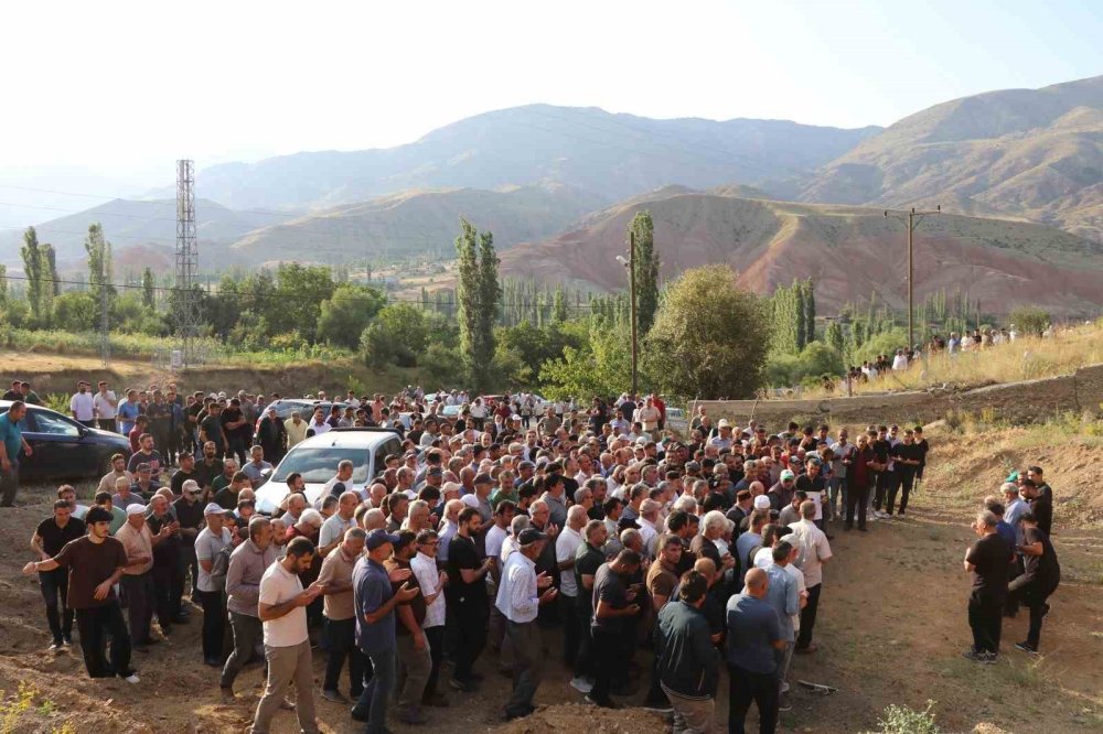 Su Birikintisinde Yaşamını Yitiren Ertuğrul Akyüz.. Oltu'da Gözyaşlarıyla Defnedildi!