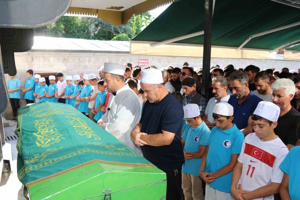 Su Birikintisinde Yaşamını Yitiren Ertuğrul Akyüz.. Oltu'da Gözyaşlarıyla Defnedildi!