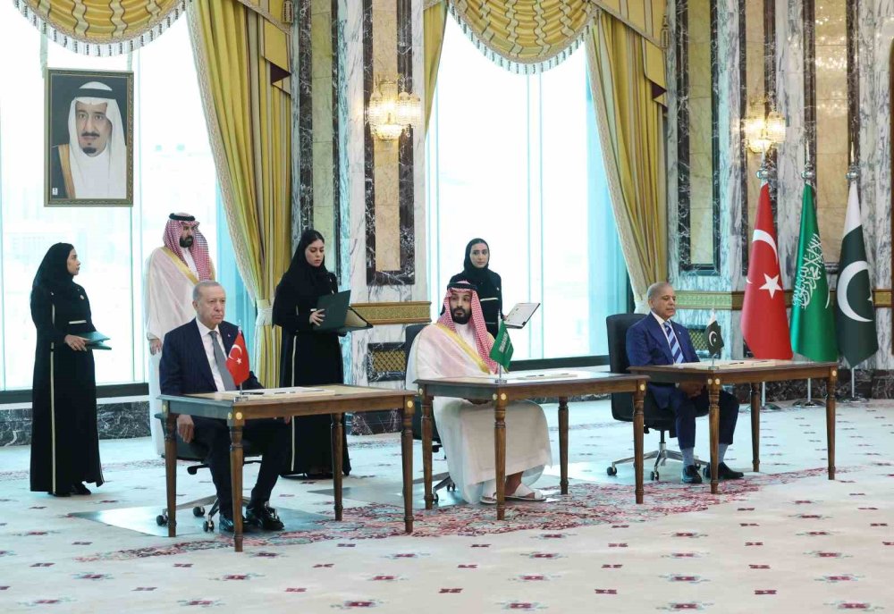 Türkiye, Suudi Arabistan Ve Pakistan Arasında Ortak Savunma Anlaşması İmzalandı