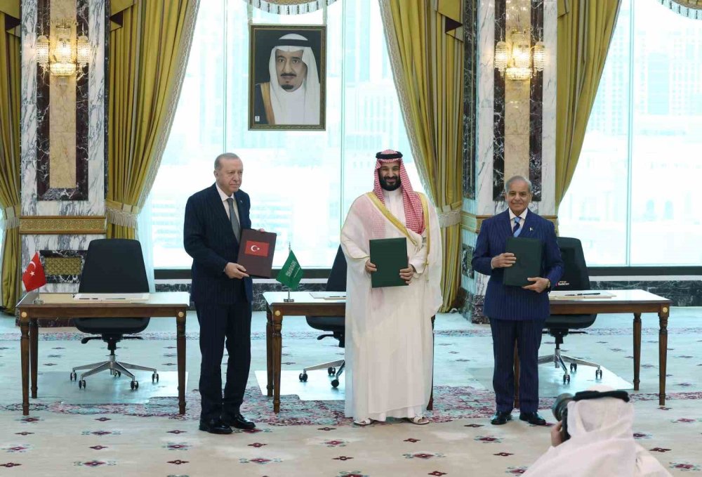 Türkiye, Suudi Arabistan Ve Pakistan Arasında Ortak Savunma Anlaşması İmzalandı