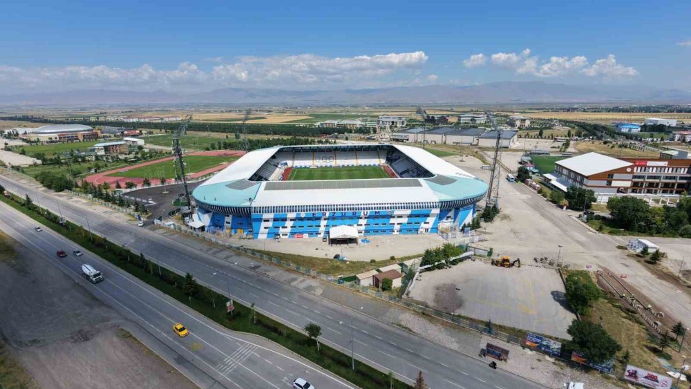 Yaklaşık 5 Sezon Sonra Tam Kapasite.. Erzurum'da Doğu ve Batı Tribünleri Hizmete Girdi!