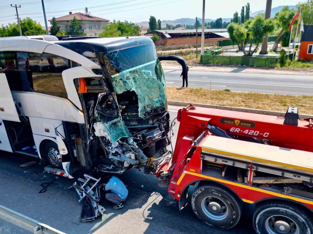 Afyon’da Feci Kaza.. Otobüsün Kamyonete Çarpması Sonucu 1 Kişi Öldü, 15 Kişi Yaralandı!