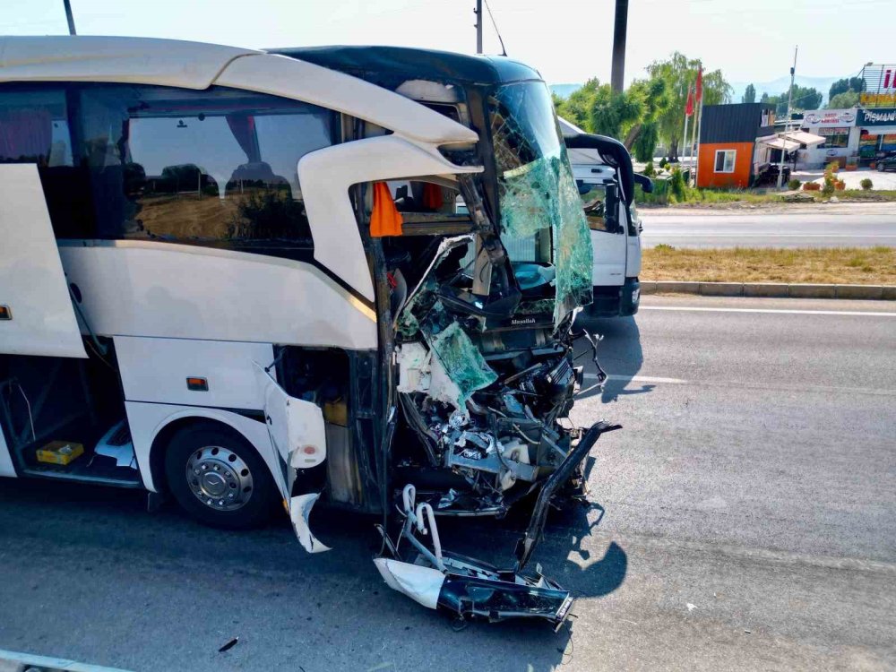Afyon’da Feci Kaza.. Otobüsün Kamyonete Çarpması Sonucu 1 Kişi Öldü, 15 Kişi Yaralandı!