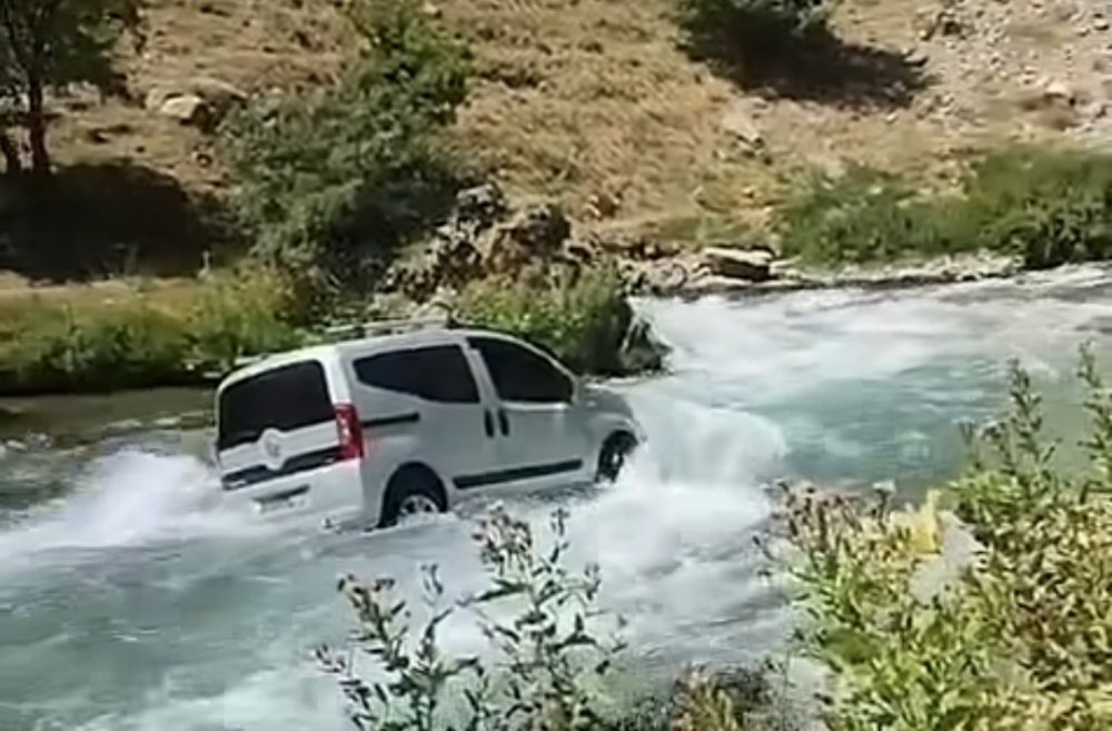 El Freni Çekilmeyen Kamyonet Bahçesaray Çayı’na Uçtu
