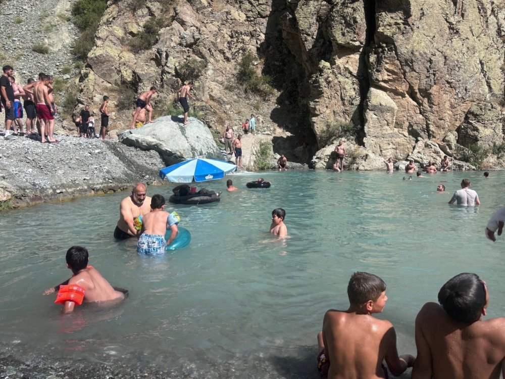 Erzincan’da 40 Derece Sıcakta İlginç Serinleme: Dereyi Kesip Havuz Yaptılar