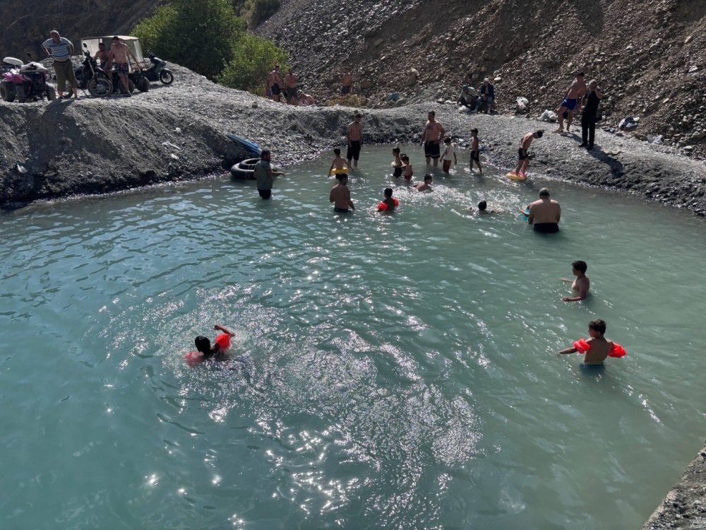 Erzincan’da 40 Derece Sıcakta İlginç Serinleme: Dereyi Kesip Havuz Yaptılar