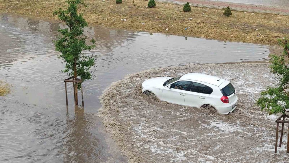 Erzurum’da 10 Dakikalık Yağış Trafiği Felç Etti