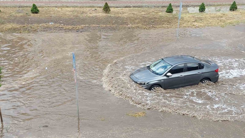 Erzurum’da 10 Dakikalık Yağış Trafiği Felç Etti