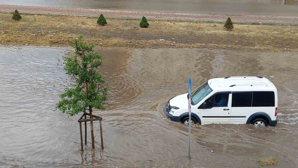 Erzurum’da 10 Dakikalık Yağış Trafiği Felç Etti