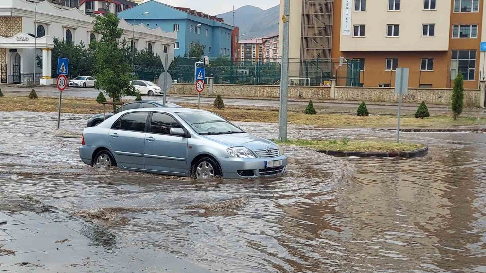 Erzurum’da 10 Dakikalık Yağış Trafiği Felç Etti