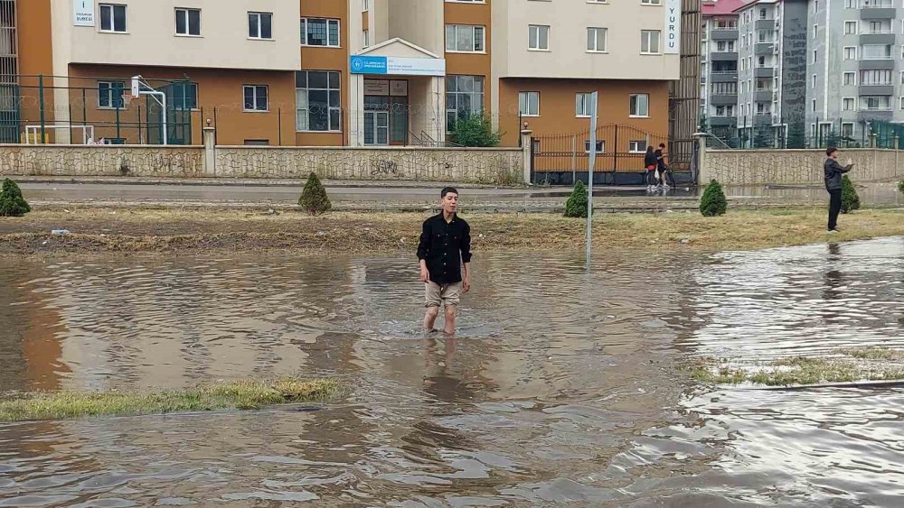 Erzurum’da 10 Dakikalık Yağış Trafiği Felç Etti