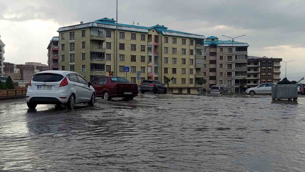 Erzurum’da 10 Dakikalık Yağış Trafiği Felç Etti